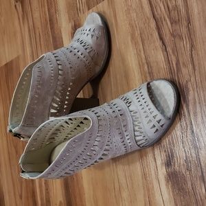 Venus Groove Thang peep toe booties, cream color, size 10, New in Box